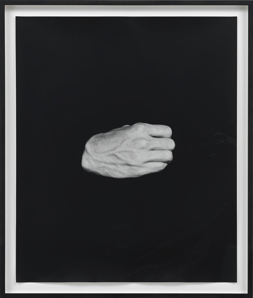 TaC_F_34.002_low hand on body (himself)